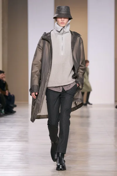 Look 16